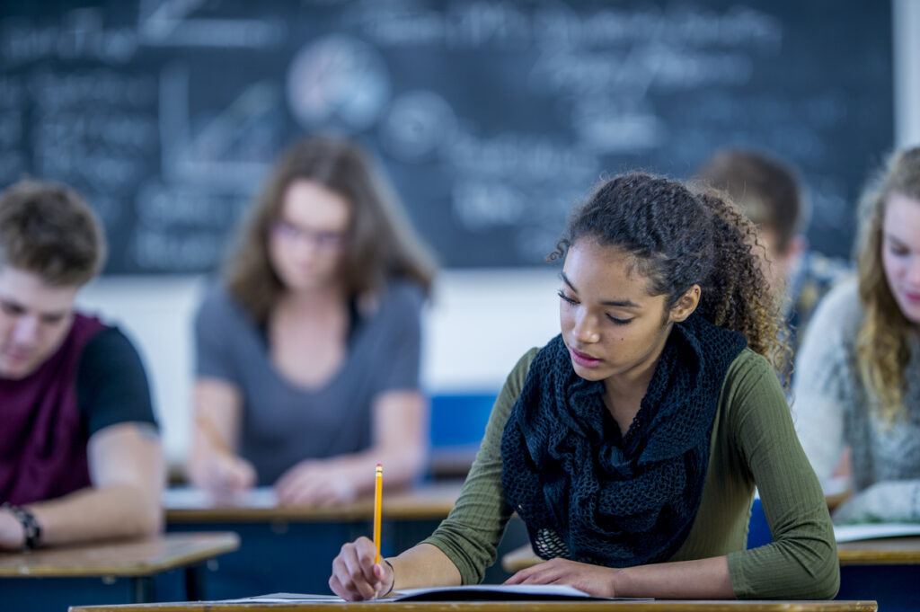 Os alunos que não se comportam bem são obrigados por lei a lavar os banheiros da escola